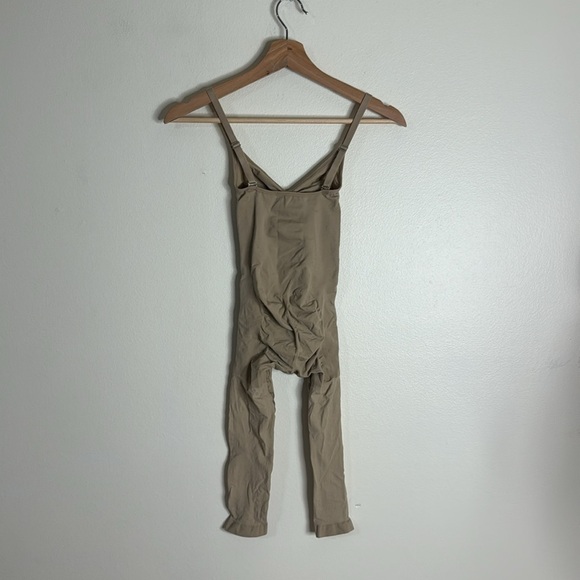 Skims Seamless Sculpt Mid Thigh Bodysuit in clay size small NWOT - Picture 8 of 11